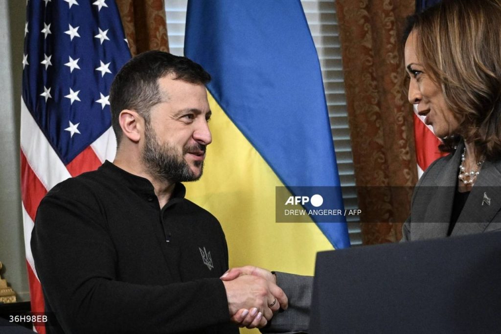 US Vice President and Democratic Presidential candidate Kamala Harris (R) and Ukraine's President Volodymyr Zelensky shake hands after speaking to the press before a private meeting, in the Vice President's ceremonial office in the Elsen tower Executive Office building on the white house campus on September 26, 2024 in Washington DC (photo by Drew ANGERER/ AFP