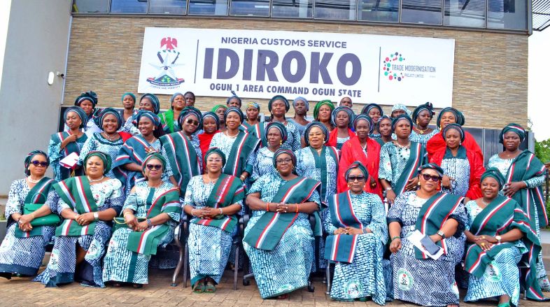 The wife of Nigeria Customs Service Comptroller-General and President of Custos Officer's Wives Association in group photograph with the wives of other officers during her visit to Ogun I Area Command, Idiroko